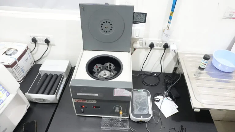Laboratory centrifuge machine