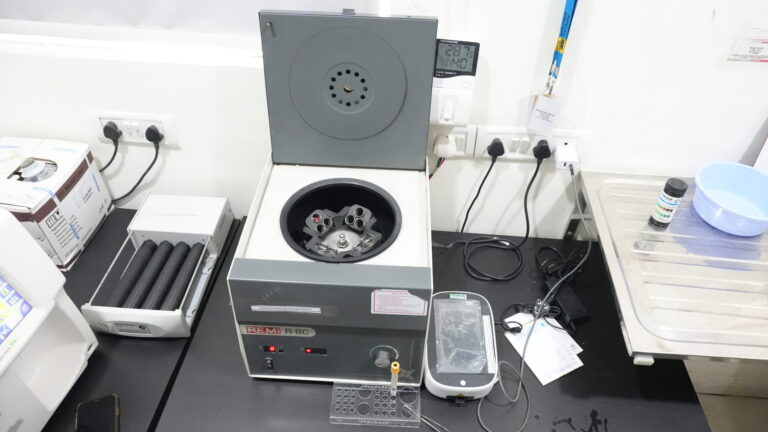 Laboratory centrifuge machine